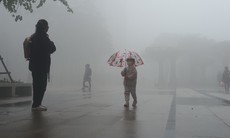 Sương mù đặc quánh Hà Nội sáng nay có bất thường?