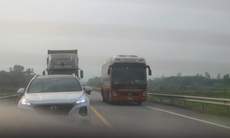 Sau tai nạn nghiêm trọng, nhiều phương tiện vẫn vượt ẩu trên cao tốc Cam Lộ - La Sơn