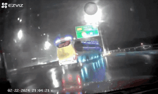 Video xe khách mất lái chắn ngang đường Vành đai 3 trong đêm mưa