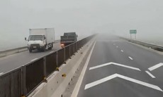 Bất chấp nguy hiểm, tài xế xe tải chạy ngược chiều trên cao tốc trong mù sương