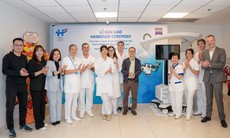 Bệnh viện Việt Pháp Hà Nội trở thành bệnh viện đầu tiên ở miền Bắc trang bị hệ thống kính vi phẫu ZEISS KINEVO 900 hiện đại