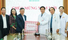Bệnh viện Bạch Mai nhận quà Tết của Tổng Bí thư Nguyễn Phú Trọng và Văn phòng Trung ương Đảng