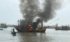 Tàu cá bốc cháy dữ dội khi đang neo đậu