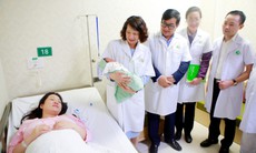 Thứ trưởng Bộ Y tế Nguyễn Thị Liên Hương thăm, chúc Tết y bác sĩ, sản phụ tại Bệnh viện Phụ sản Hà Nội