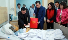 Phó Thủ tướng Trần Hồng Hà thăm, động viên bệnh nhân ung thư không thể về quê đón Tết