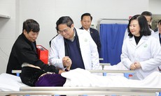 Thủ tướng thăm, động viên y bác sĩ trực Tết và bệnh nhân tại 2 bệnh viện đầu ngành