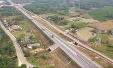 Bổ sung biển báo trên cao tốc Cam Lộ - La Sơn sau tai nạn nghiêm trọng