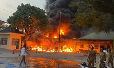 VIDEO: Cháy dữ dội ở kho giữ xe tang vật của công an