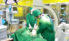 Ngã từ độ cao hơn 2 mét, bé gái đa chấn thương