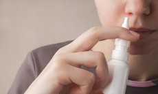 Cách dùng thuốc nhỏ mũi chứa corticoid an toàn