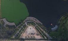 Công viên tại Hà Nội bỏ hoang, quây tôn kín mít sau 8 năm thi công