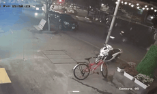 VIDEO: Đang dừng đèn đỏ, xe máy bị ô tô đi phía sau húc bay