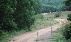 Tự ý tháo rào để tạo lối đi vào cao tốc Cam Lộ - La Sơn