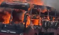 Xe khách chở 21 người bốc cháy dữ dội trên đèo Lò Xo
