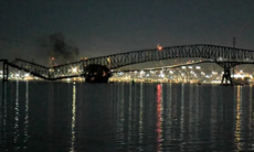 Video: Khoảnh khắc tàu hàng đâm sập cầu ở Mỹ, nhiều phương tiện rơi xuống sông