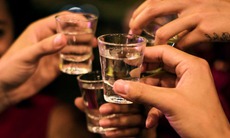 Uống rượu ngâm củ ấu tẩu, 4 người nhập viện cấp cứu