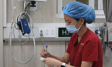 Bộ trưởng Bộ Y tế tặng Bằng khen nữ điều dưỡng A9 cấp cứu bệnh nhân trong quán ăn ở Đà Nẵng