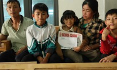 Trao tiền bạn đọc gửi đến hoàn cảnh 3 đứa trẻ bị nạn trong vụ nổ lớn tại Nghệ An
