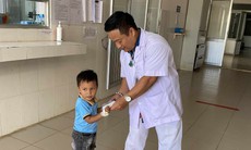 Thầy thuốc trẻ rong ruổi trên chiếc xe 3 bánh phát quà sữa cho trẻ em miền núi