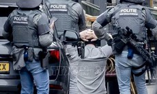 Vụ bắt cóc con tin ở Hà Lan: Đối tượng bắt cóc ra đầu hàng cảnh sát
