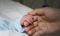 Cứu sản phụ 33 tuổi mang song thai vỡ tử cung 2 lần sinh con an toàn
