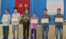Công an Tiền Giang khen thưởng 5 người phát hiện 84 gói nghi ma túy