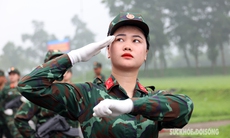 Những 'bóng hồng' vượt nắng luyện tập cho ngày diễu binh Kỷ niệm 70 năm Chiến thắng Điện Biên Phủ
