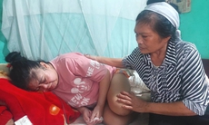 Tiếng cầu cứu xé lòng của mẹ đơn thân bên người con gái thở oxy đang giành giật sự sống