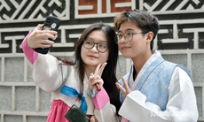 Giới trẻ xúng xính trong trang phục Hàn Quốc check-in tại con đường ‘hot’ nhất Hà Nội