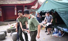 Công an Phú Thọ cấp cứu nhiều người dân bị ngất xỉu khi lên đền Hùng