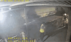 Video: Nhân viên đường sắt cứu người đàn ông lao vào đoàn tàu