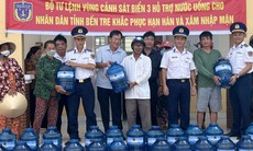 Cảnh sát biển hỗ trợ nước uống cho người dân vùng hạn mặn Bến Tre