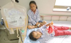 Con gái mắc bệnh rối loạn đông máu hiếm gặp, người mẹ oà khóc trên xe cấp cứu vì lo sợ