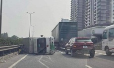 Hà Nội: Xe tải lật ngang trên đường Vành đai 3, giao thông  ùn tắc