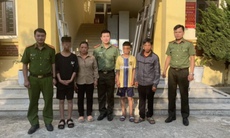 Bàn giao 2 anh em đạp xe từ Điện Biên về Hà Nội tìm mẹ cho gia đình