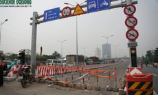 Nhiều phương tiện 'xé rào' lên cầu vượt chưa thông xe ở Hà Nội