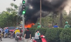 Xe tải bốc cháy dữ dội trên đường Võ Văn Kiệt, Hà Nội