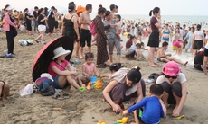 Hàng vạn du khách đổ về phố biển Cửa Lò 'giải nhiệt'