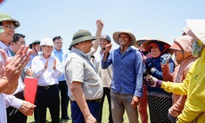 Thủ tướng thăm, động viên người dân bị ảnh hưởng nơi gặp khô hạn nhất nước