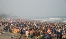 Video biển người chen chân tắm biển Sầm Sơn