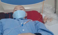 Vừa sinh con xong, người mẹ bất ngờ phát hiện bị ung thư nên kinh tế gia đình rơi vào kiệt quệ