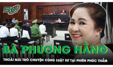 Hình ảnh bà Nguyễn Phương Hằng mặc áo trắng, tóc búi cao tại phiên tòa phúc thẩm
