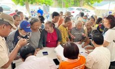 Khám, phát thuốc và tặng quà cho người Việt Nam tại Lào