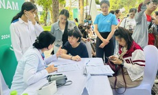 Người dân xếp hàng để tư vấn dinh dưỡng tại Ngày Dinh dưỡng cộng đồng Việt Nam lần 2