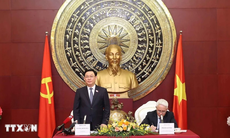 Chủ tịch Quốc hội Vương Đình Huệ gặp gỡ cộng đồng người Việt Nam tại Trung Quốc