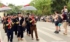 Du khách Thủ đô ấn tượng với màn biểu diễn của đồng bào dân tộc giữa phố cổ Hà Nội