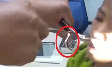 Video bác sĩ gắp con vắt dài 8cm trong mũi bé trai sau khi uống nước ở khe suối