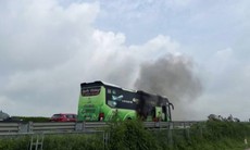 Xe khách chở 10 người bốc cháy trên cao tốc Pháp Vân - Cầu Giẽ