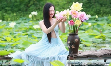 Thiếu nữ Hà Thành xúng xính xiêm áo chụp ảnh bên hoa sen trắng