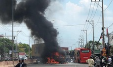 Xe container bốc cháy dữ dội sau tai nạn liên hoàn với xe khách, nhiều người bị thương